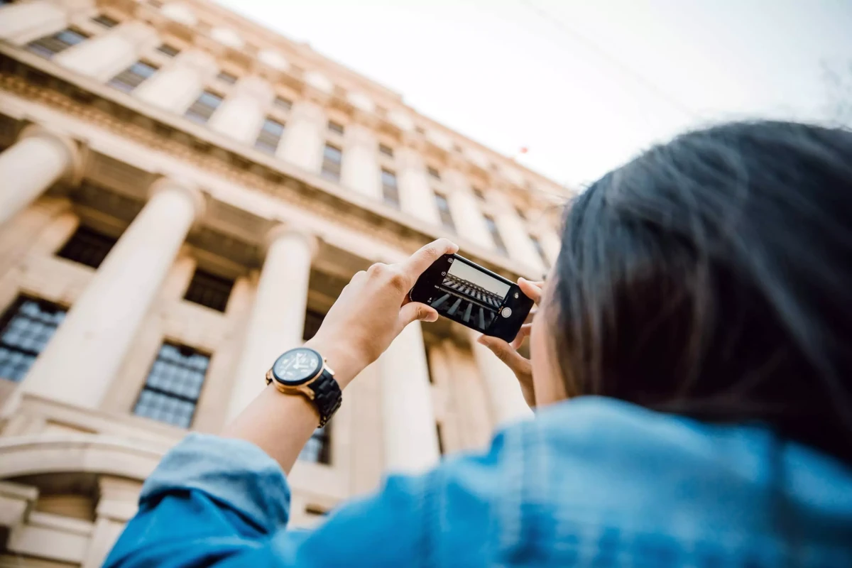 Αρχική Tourist taking photo of a building